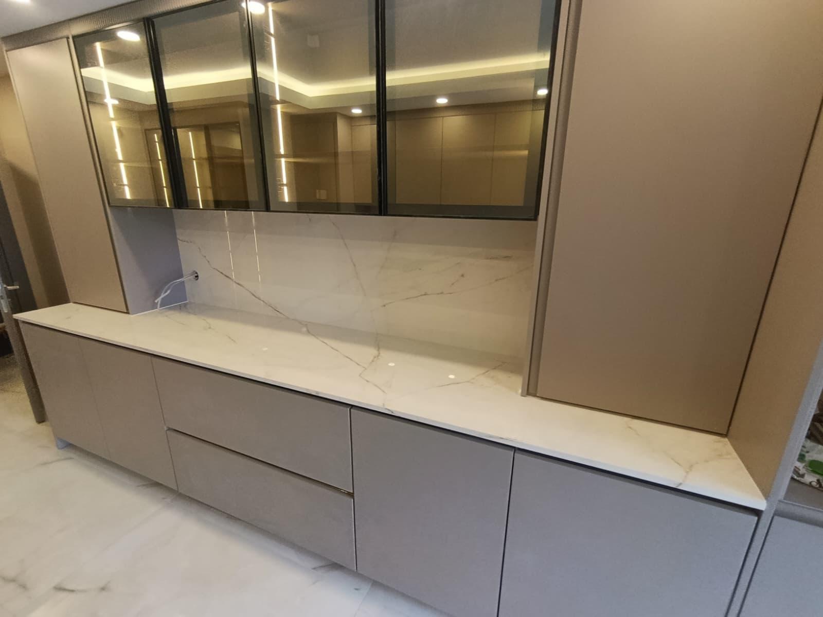 Mermer tezgahlı vitrin dolabı